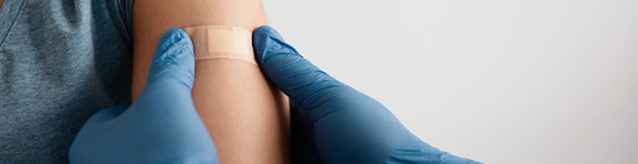 Imagen que demuestra una madre llevando a su niño a vacunarse