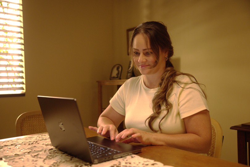 Un cuidador registrandose
